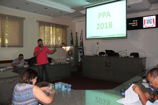 Executivo apresenta orçamento para 2018