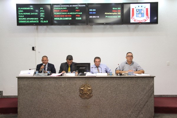 Câmara aprova dois projetos e uma moção