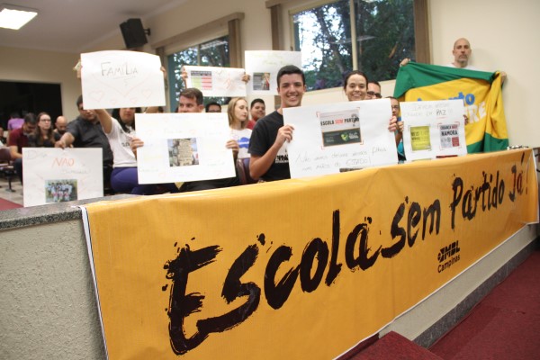 ‘Escola sem partido’ é aprovado com 8 votos