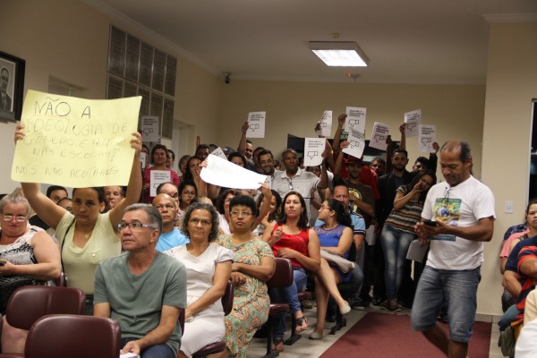 Proposta sobre ideologia de gênero lota Câmara Municipal