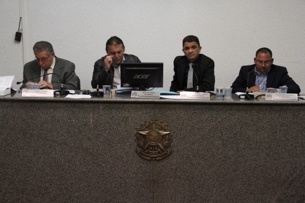 Câmara aprova 2 projetos e duas moções