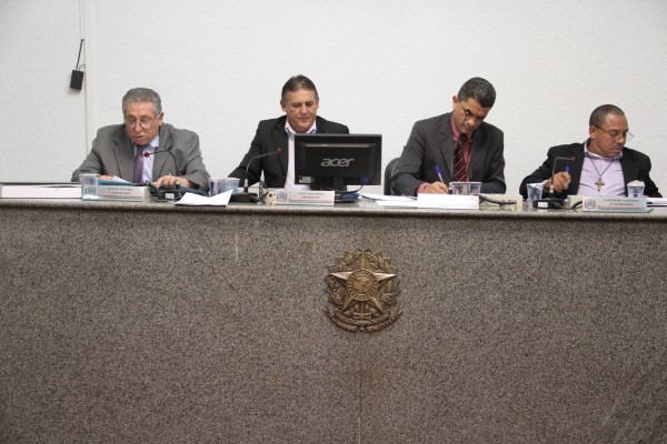 Câmara aprova 2 projetos e rejeita 1