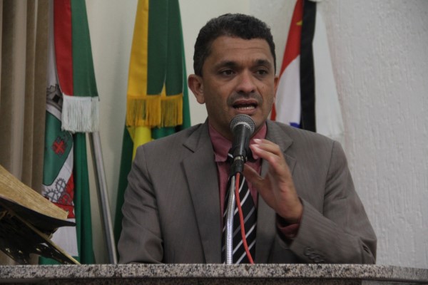 Weslen comemora volta de entrega de encomendas