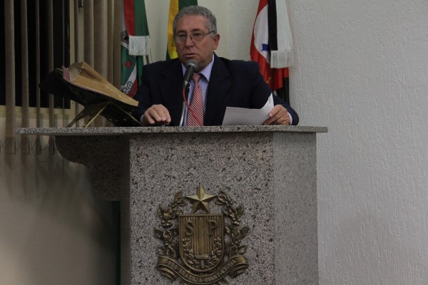 Osmar pede atenção às irregularidades em cemitério