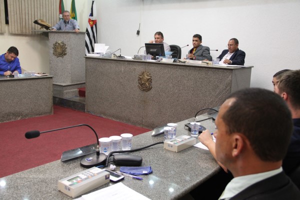 Vereadores derrubam veto do Executivo