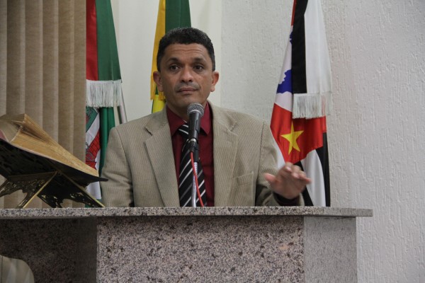 Weslen diz que matagal cobre ginásio da Promeca