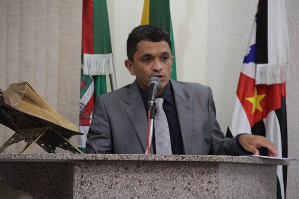 Weslen e Robertinho pedem pista de caminhada