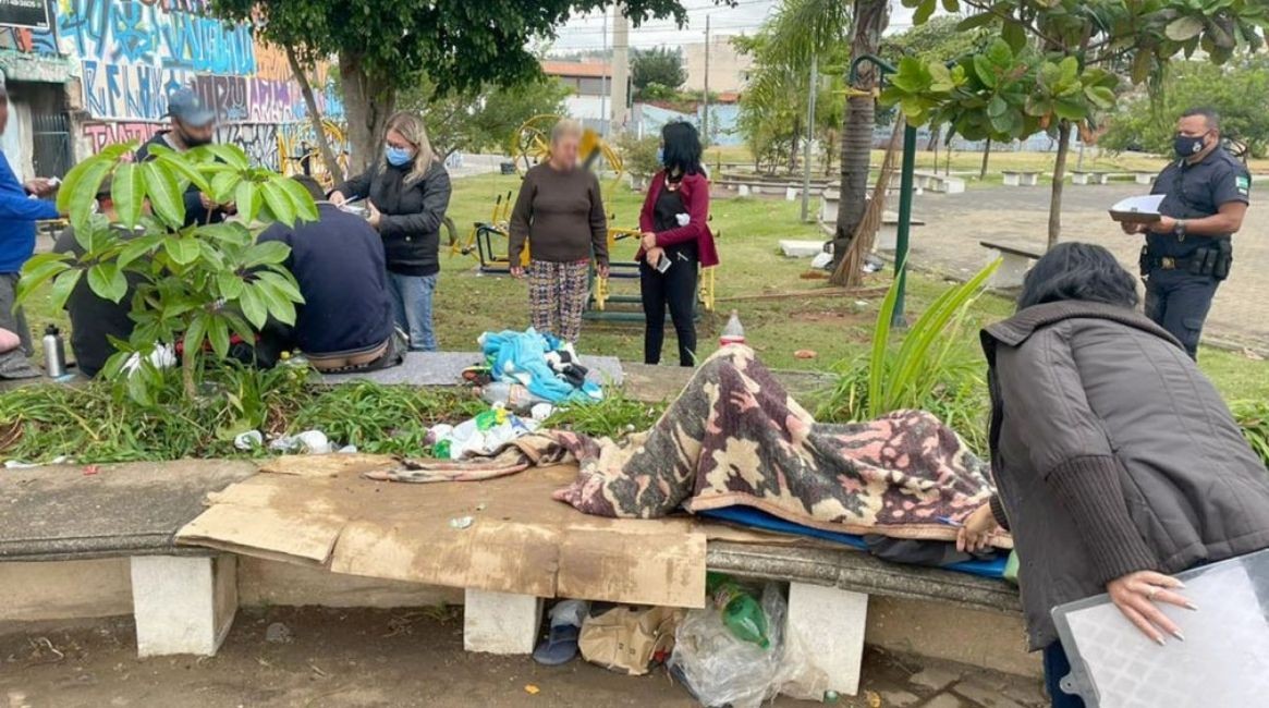 Após nova abordagem social, oito moradores em situação de rua são direcionados a abrigos