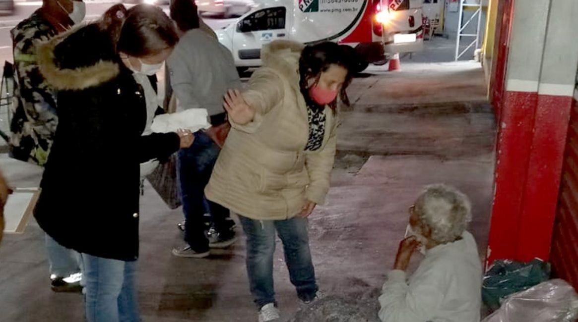 Fundo Social entrega cobertores à população em situação de rua
