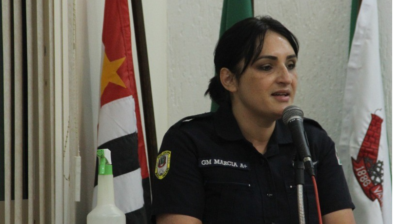 Câmara homenageia GCM por projeto de cartilha contra violência doméstica e familiar