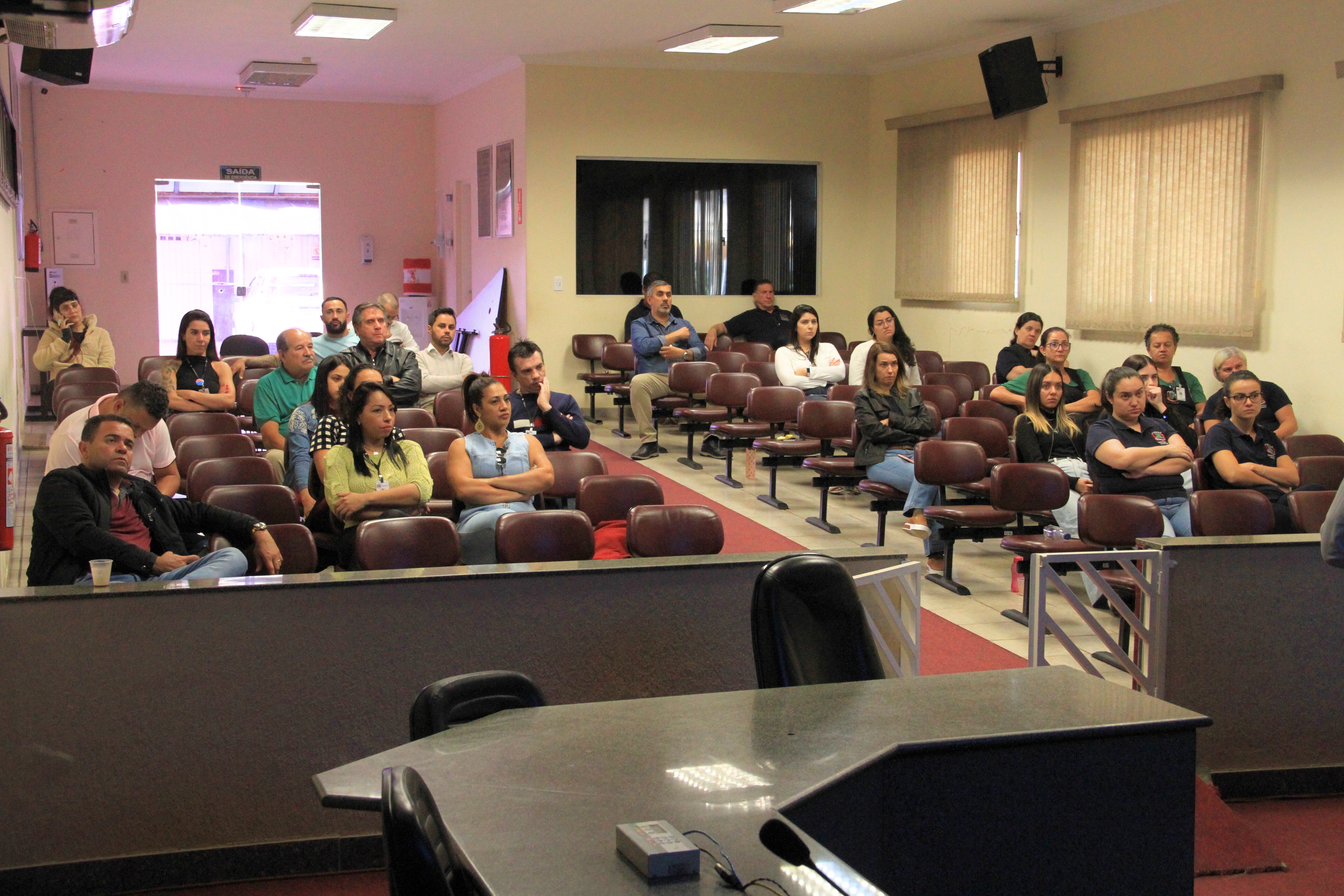 Funcionários da Câmara Municipal participam de palestra sobre assédio moral