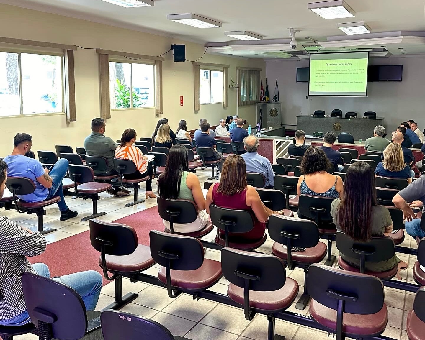 Servidores participam de qualificação sobre Regimento Interno